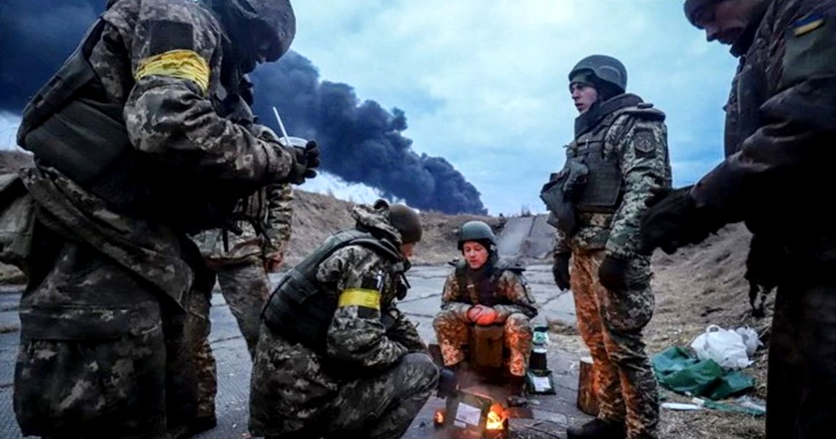 Soldados ucranianos cercanos a base aérea de Kiev atacada este domingo © RadioSvoboda.Org / Marian Kushnir