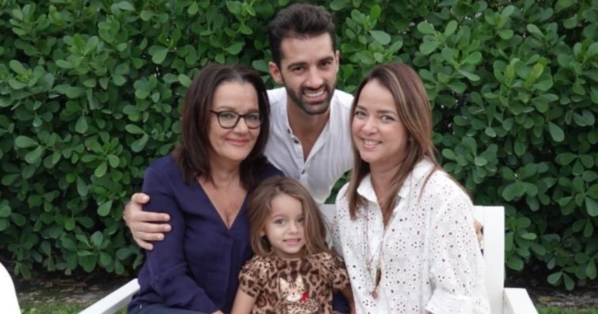 Adamari López con su hija Alaïa y Toni Costa y su madre © Instagram / clgarde