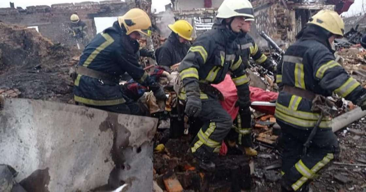 Bomberos rescatan a un herido en los bombardeos © Facebook / ДСНС України