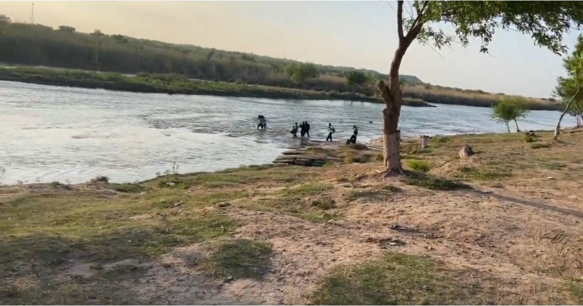 Migrantes cruzan el río Bravo (Imagen de referencia) © Captura de pantalla video en Facebook / Impacto Visión Noticias