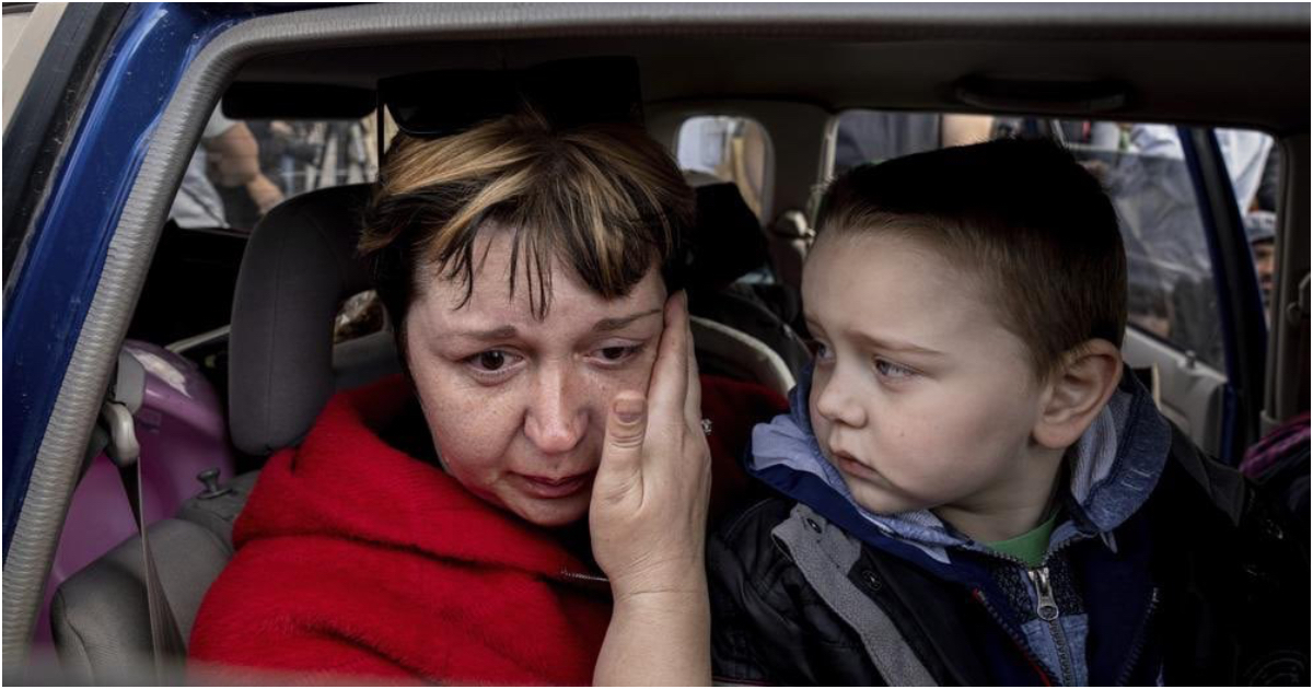 Familia ucraniana escapando de Mariúpol © Twitter / Lesia Vasylenko