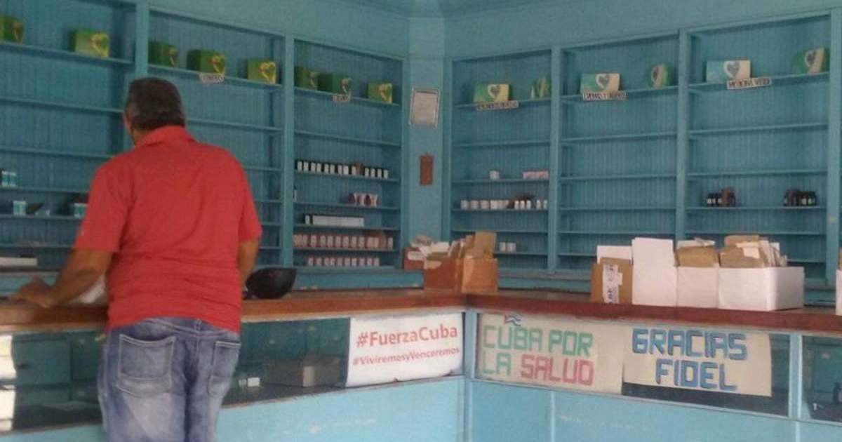 Farmacia llena de consignas, pero sin medicamentos en Cuba © Manuel Milanés / Twitter