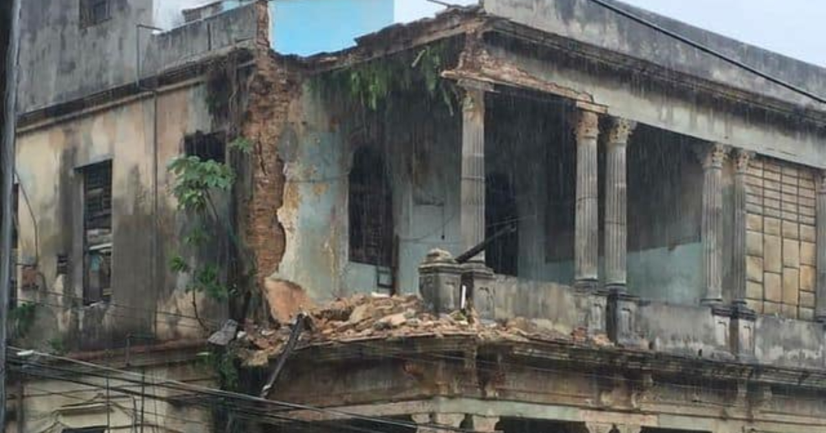 Teilweise eingestürztes Haus in Havannas Stadtteil 10 de Octubre | Bildquelle: https://www.cibercuba.com/noticias/2022-06-05-u1-e208227-s27061-gobierno-cubano-reporta-750-viviendas-danadas-fuertes-lluvias © Facebook / Mary Pena | Bilder sind in der Regel urheberrechtlich geschützt