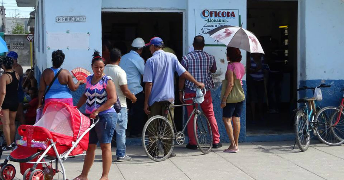 Colas en una Oficoda cubana. © LaDemajagua