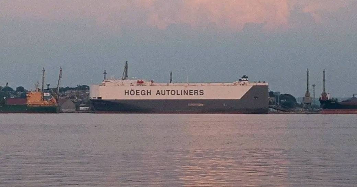Llega a La Habana un barco de carga de vehículos