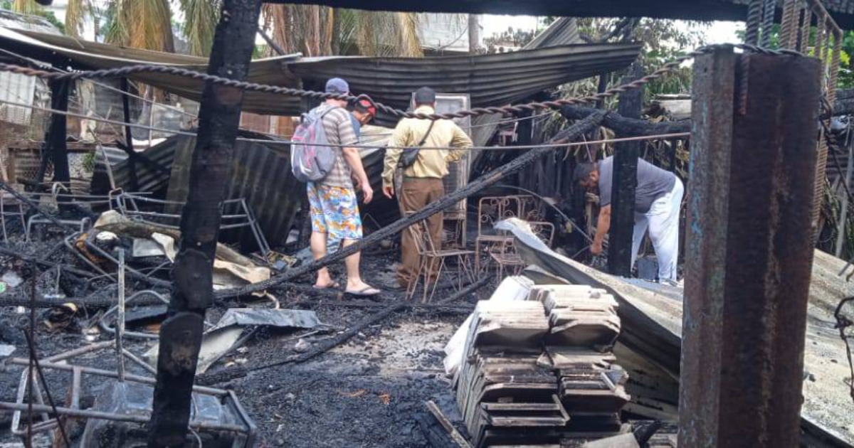 They enable a relatives in Holguín who have lost every thing to a fireplace