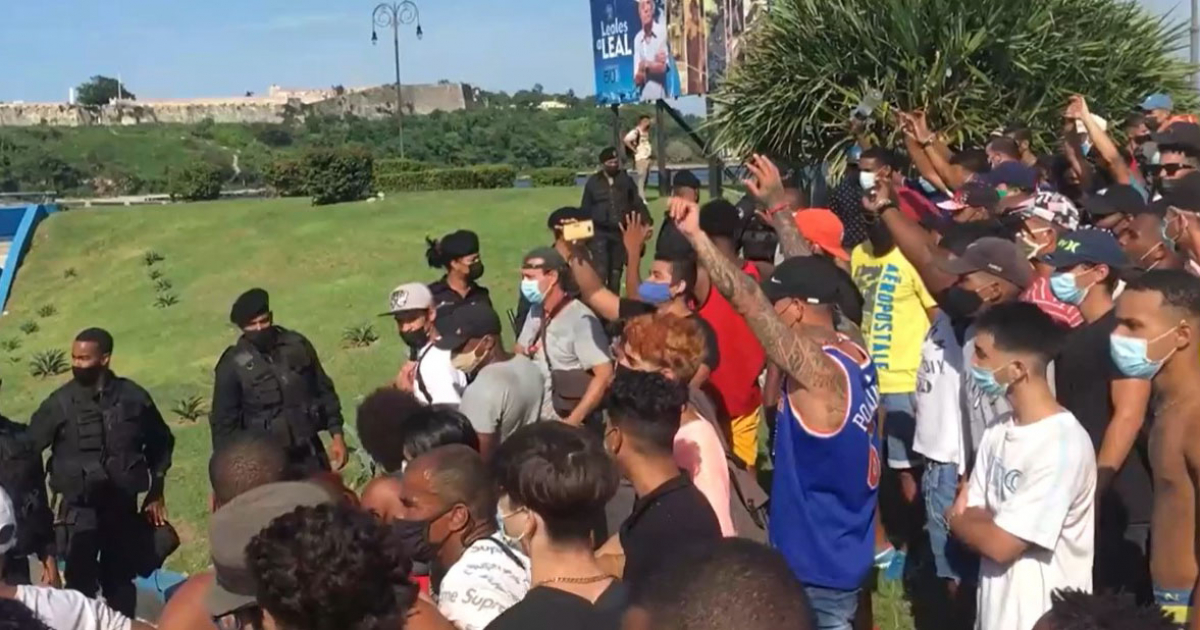 Cubanos protestan en La Habana el 11 de julio de 2021 © Captura de video Facebook / Rialta