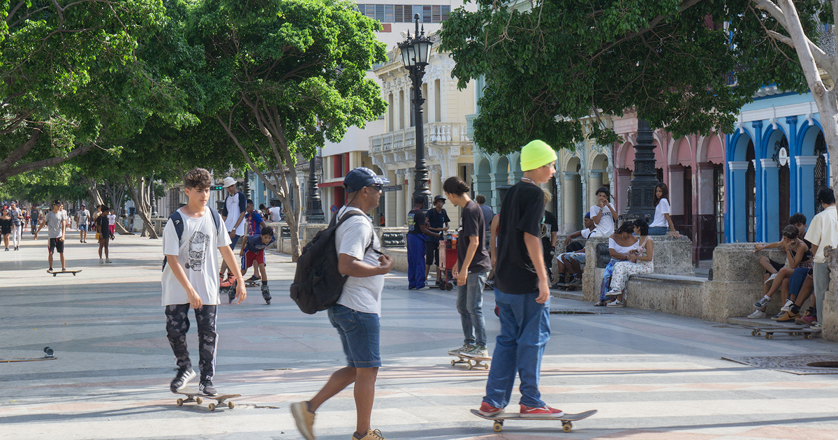 Personas en el Paseo del Prado de La Habana © CiberCuba
