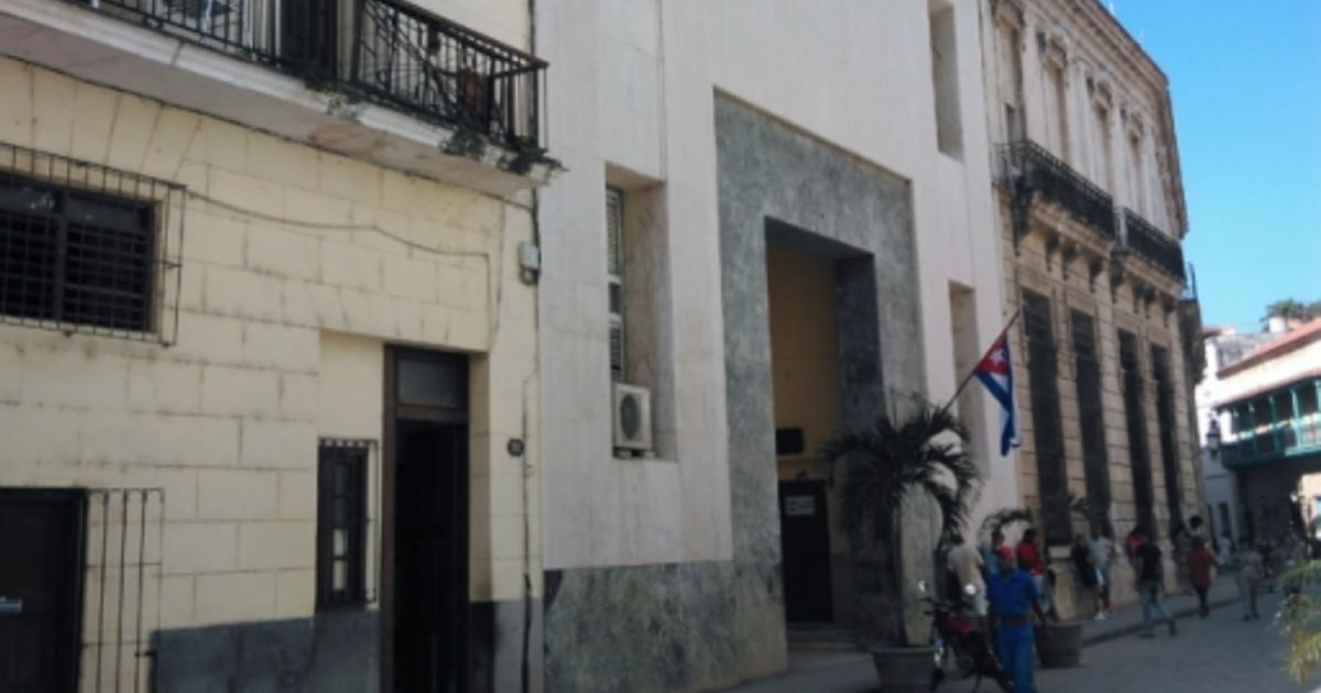 Banco Núñez en calle Mercaderes © Cuba Historias