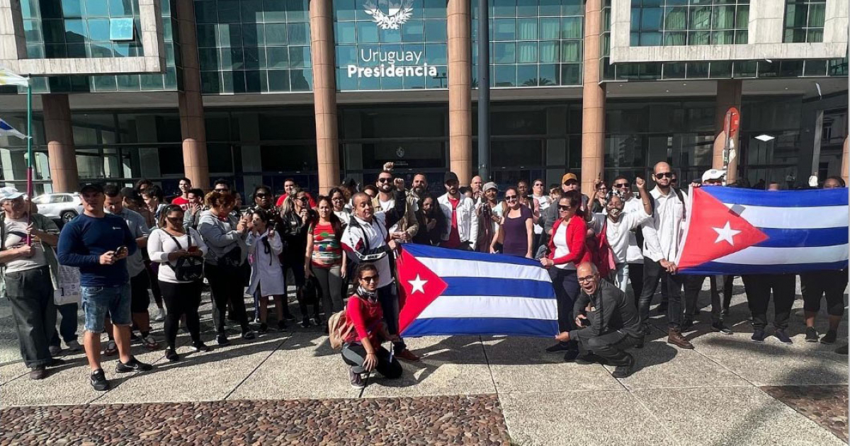 Protesta de cubanos en abril que piden regularización migratoria ante presidencia de Uruguay © Twitter / Cubanos Libres en Uruguay