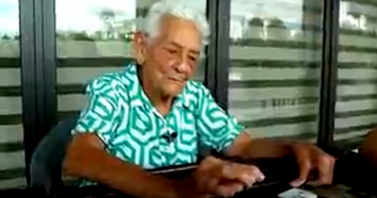 Manuela Acanda jugando al dominó en Naples, Florida © Captura de video / Univisión