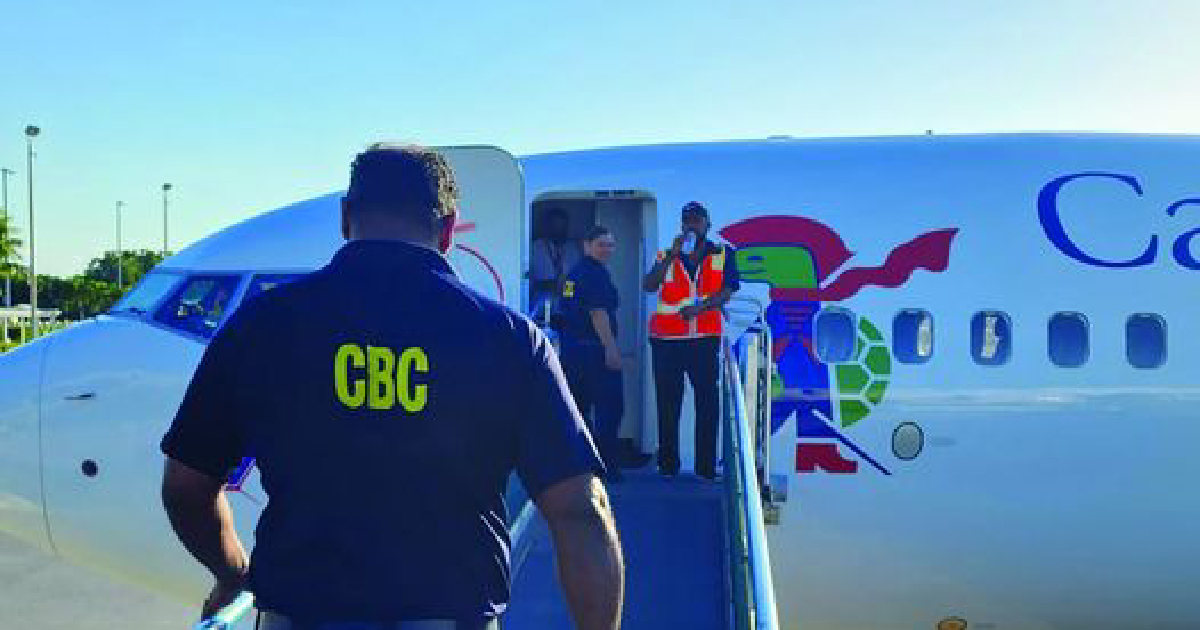 Deportación de inmigrantes cubanos © Facebook/Cayman Islands Customs and Border Control - CBC