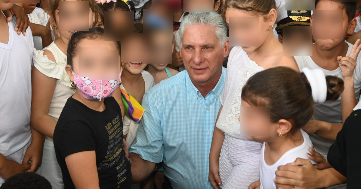 Díaz-Canel rodeado de niños cubanos © Twitter / Miguel Díaz-Canel