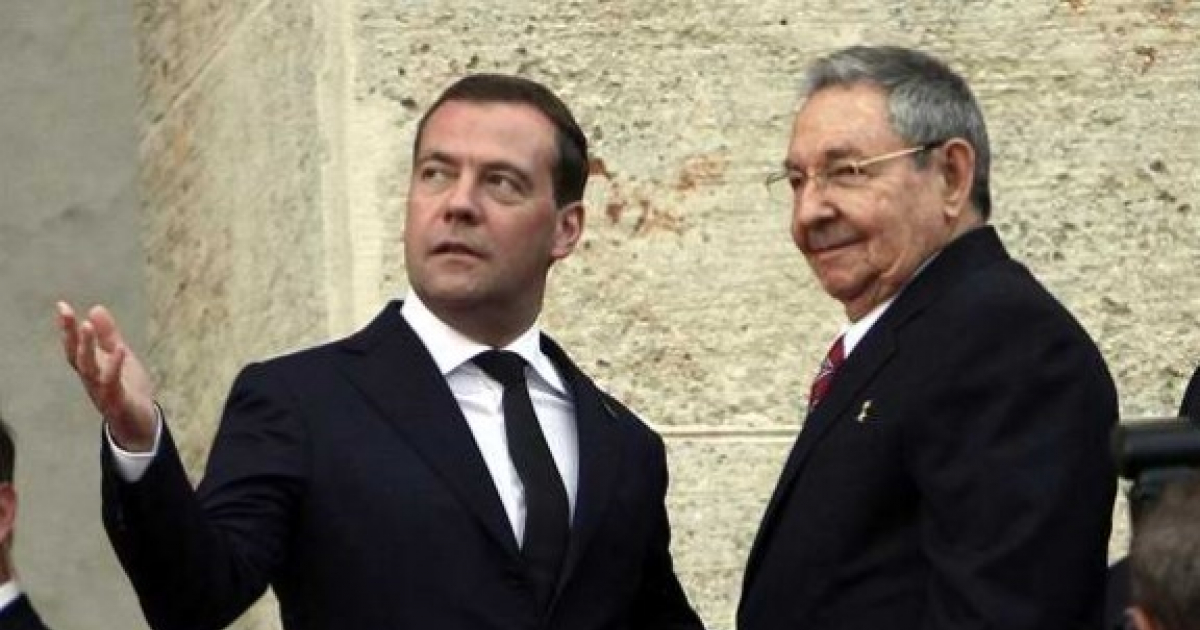 Dmitri Medvédev (izq.) junto a Castro durante una visita a La Habana en 2013. © Ismael Francisco/Cubadebate