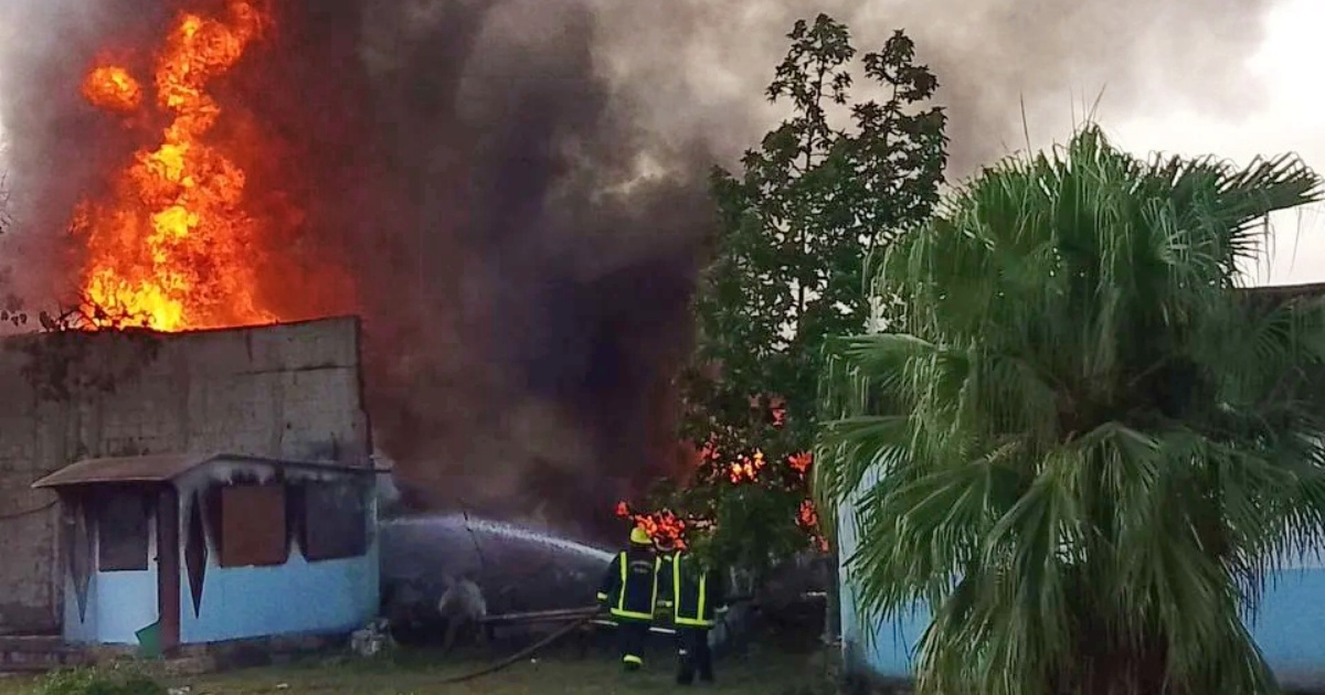 1689267419-aumenta-cinco-cifra-bomberos-heridos-ellos-grave-incendio-astilleros-manzanillo.jpg