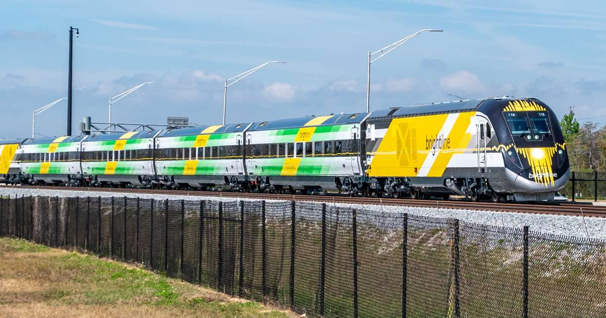 The high-speed train between Orlando and Miami begins services
