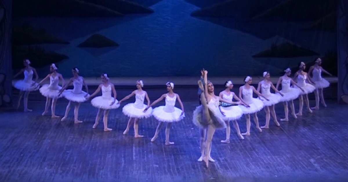 Bailarinas del BC interpretan El lago de los cisnes © Adelante