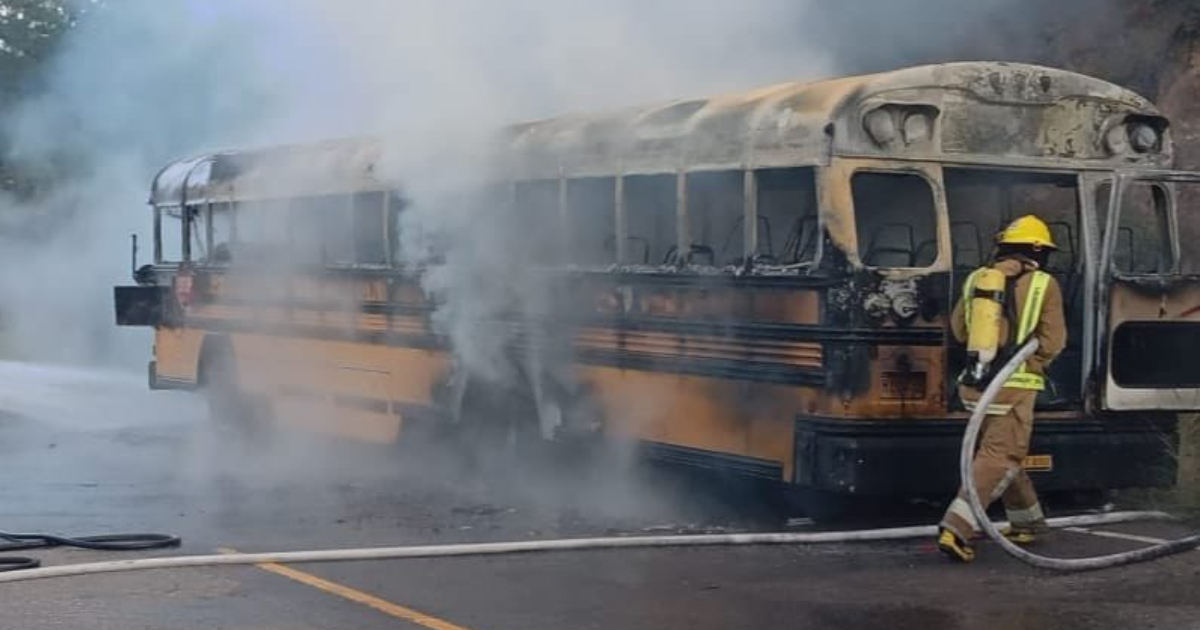 Un autobus che trasportava migranti è bruciato in Honduras