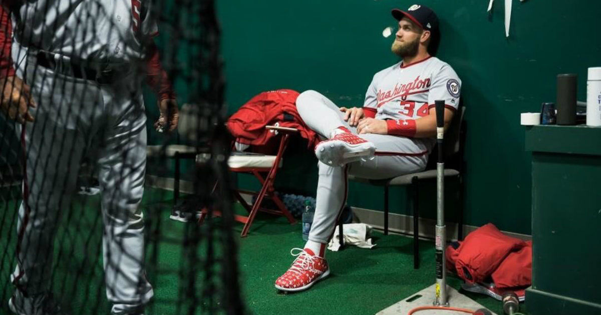 No te pierdas el increíble jonronazo de Bryce Harper con el bate partido