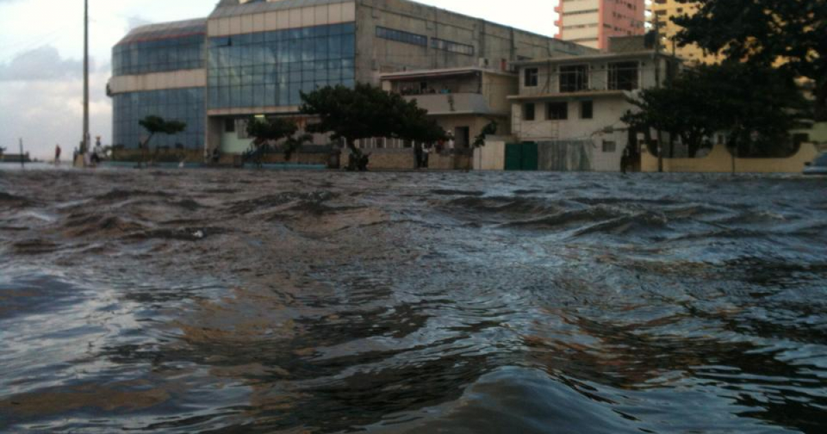 Inundaciones costeras en las zonas bajas del Malecón habanero