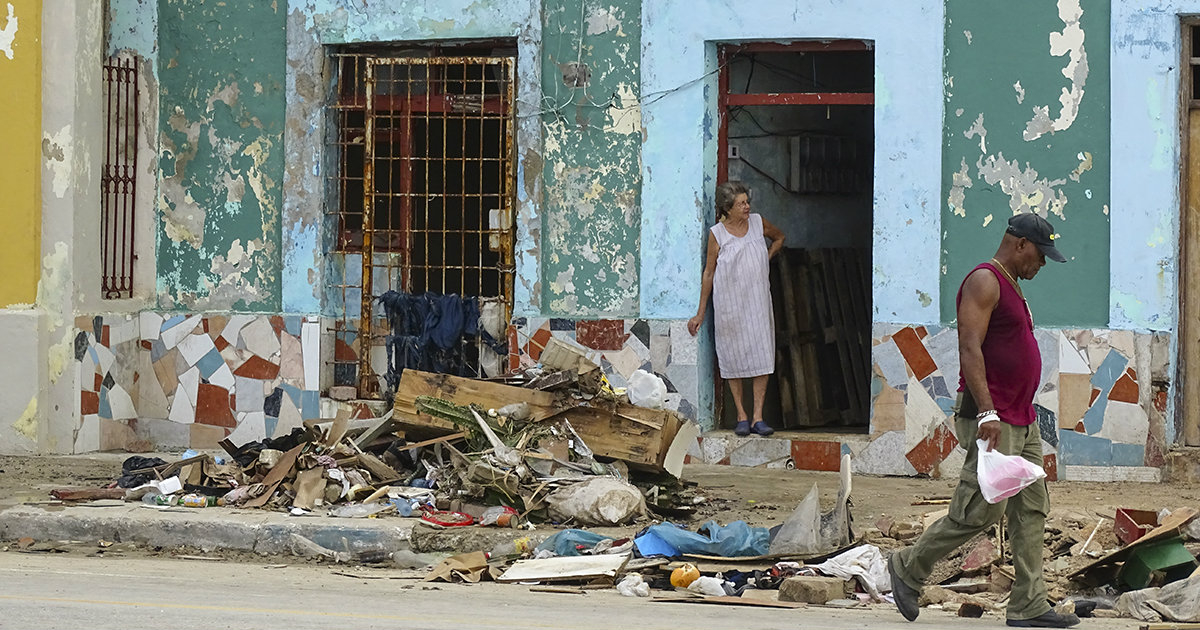 Escombros y basura en la puerta de una vivienda en Cuba © CiberCuba