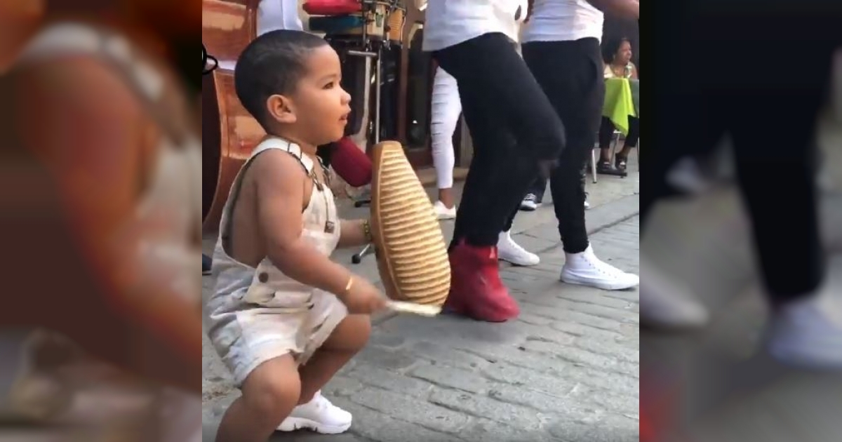 Niño cubano arrasa con un baile en la Habana Vieja