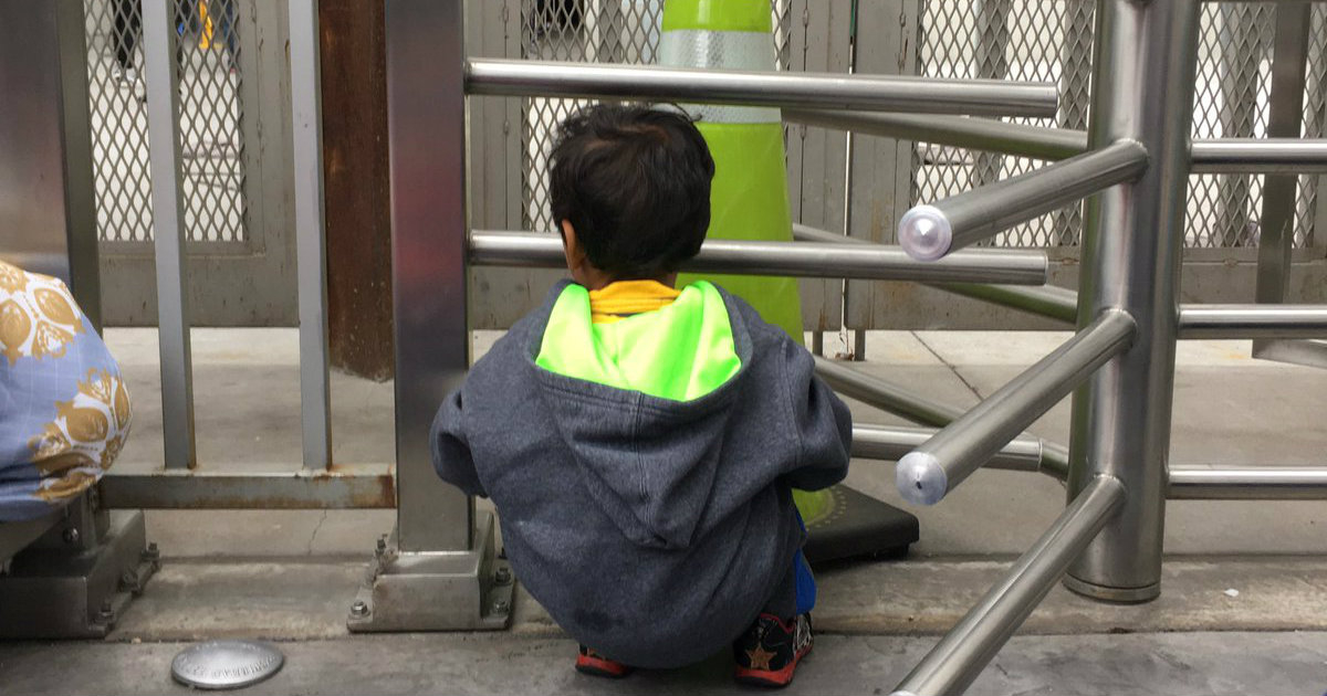Un niño inmigrante, a las puertas de Estados Unidos. © PJ Podesta / Twitter