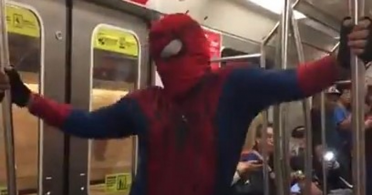 Spiderman” baila Scooby Doo PaPa y Dura en el metro de Santiago de Chile